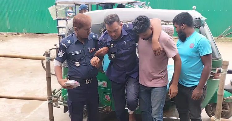 চাঁদপুরে জেলেদের হামলায় মৎস্য কর্মকর্তাসহ ১৫ পুলিশ সদস্য আহত