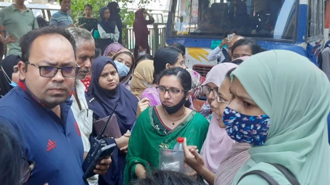 নিয়োগ পরীক্ষা স্থগিত: ক্ষুব্ধ পরীক্ষার্থীরা ও অভিভাবকরা