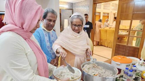 নিজ হাতে ইলিশ পোলাও রান্না করে স্বজনদের নিয়ে খেলেন প্রধানমন্ত্রী