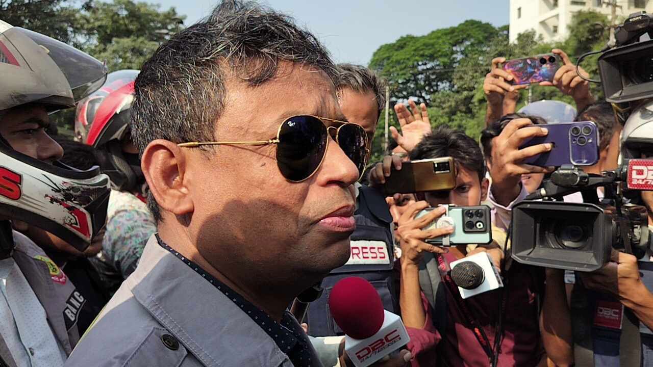 শান্তিপূর্ণ সমাবেশের অনুমতি নিয়ে পুলিশের ওপর হামলা করছে বিএনপি: ডিবি প্রধান