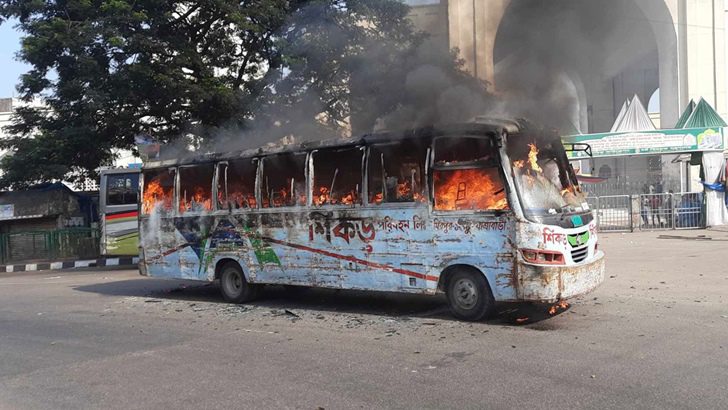 রাজধানীতে শিকড় পরিবহনের চলন্ত বাসে আগুন