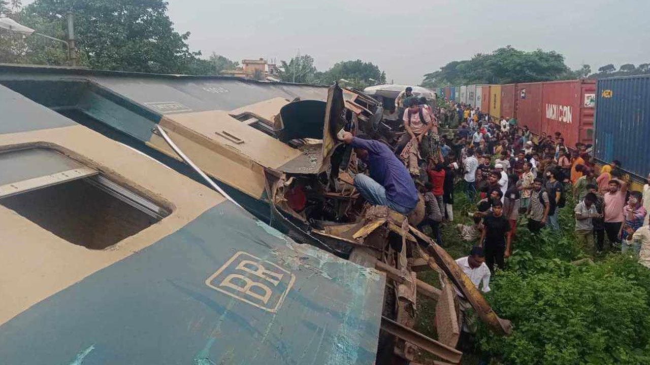 ভৈরবে যাত্রীবাহী ট্রেনকে কন্টেইনারবাহী ট্রেনের ধাক্কা