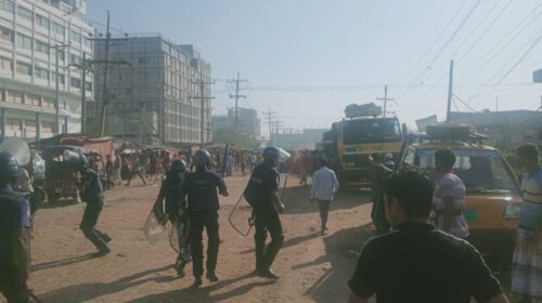 গাজীপুরে গার্মেন্টস কারখানায় শ্রমিকদের ভাঙচুর