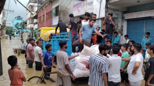 বাঁচার তাগিদে পানি ডিঙিয়ে