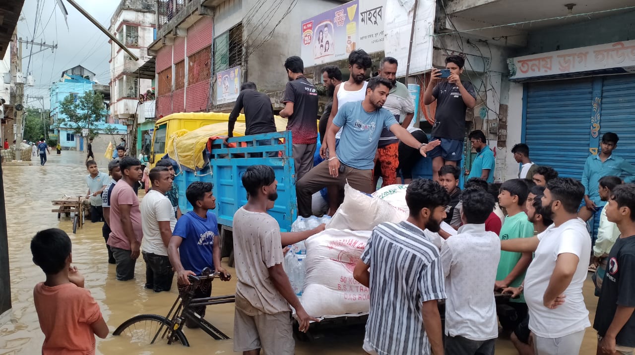 বাঁচার তাগিদে পানি ডিঙিয়ে