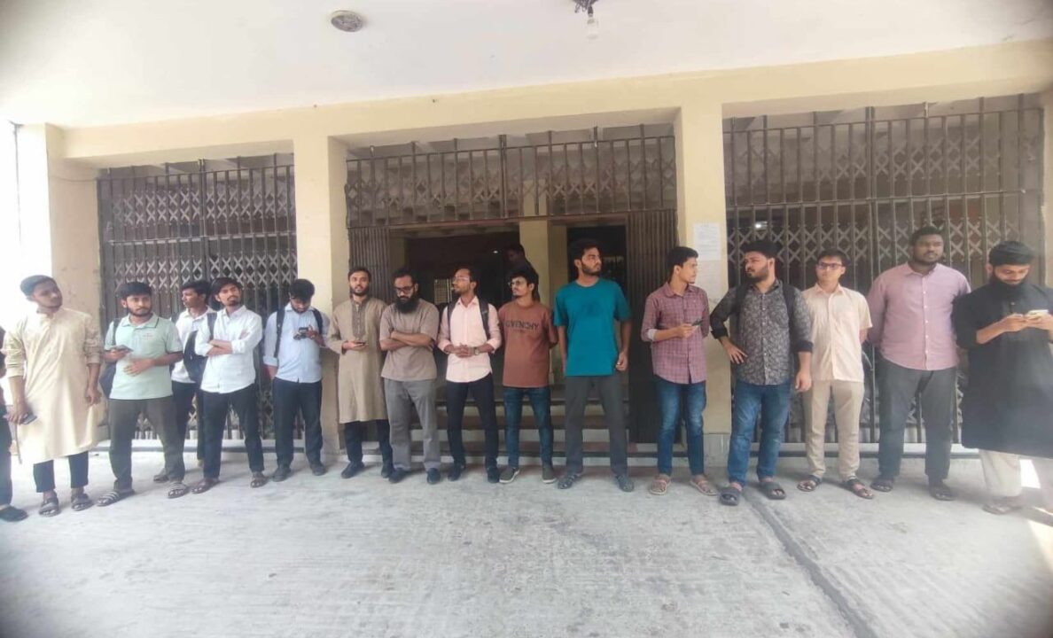 কুয়েট শিক্ষার্থীদের বহিষ্কারাদেশ প্রত্যাহার ও উপাচার্যের পদত্যাগের দাবিতে কুবিতে মানববন্ধন